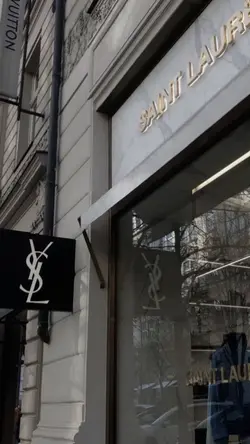 Versace  
2 ảnh