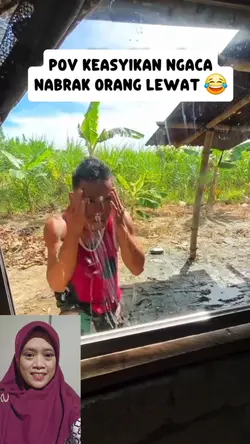 Asyik ngaca nabrak