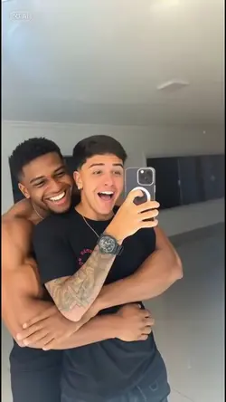Abraço por trás 