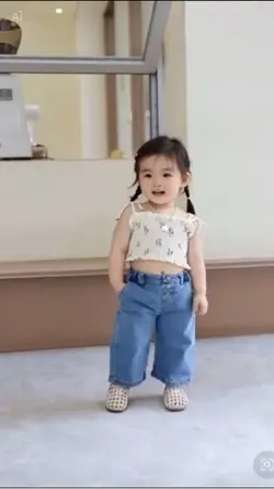 Bé Ai nhảy