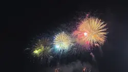 あぁ花火が夜空___