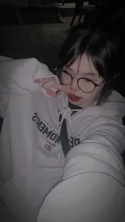 Giữa dòng đời