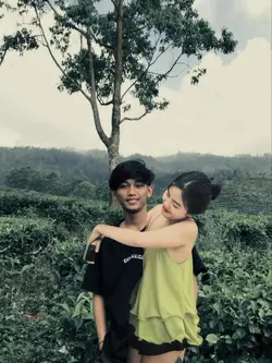 dipeluk cewe