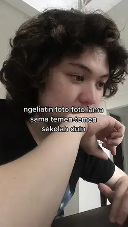 ngeliatin foto-foto