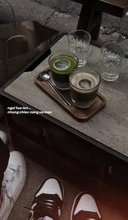 ngồi tựa lên những