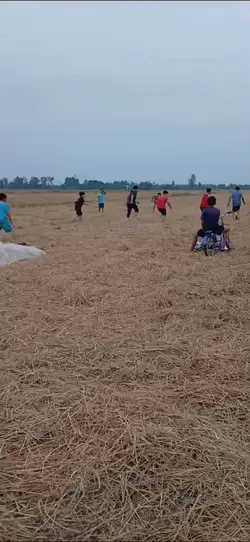 đá bóng ngoài đồng
