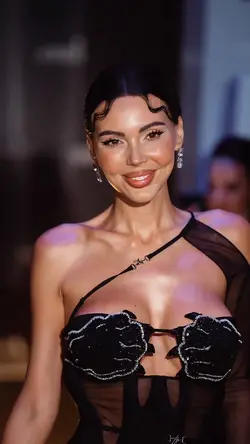 MODEL [4CLIP] 👄📸