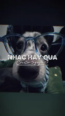 Em cố chấp đứng sau
