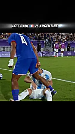 Loïc Bade defending