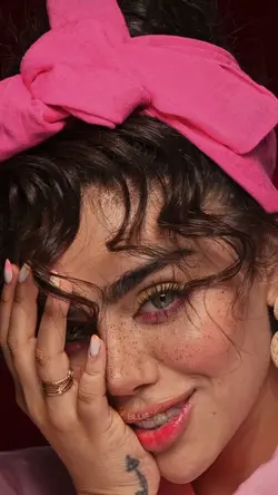 MAKE UP