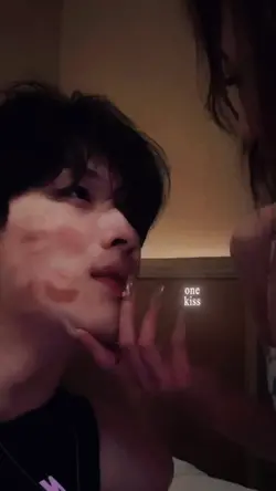 aesthetic kiss