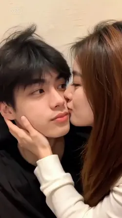 AI GIRLFRIEND KISS