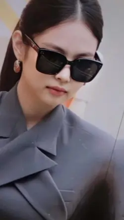 JennieWithsunglasses