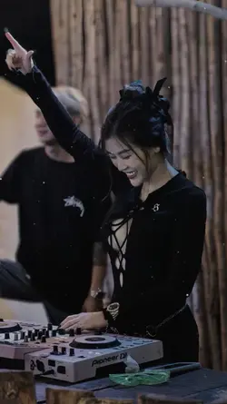 Bắn chetme nó đi