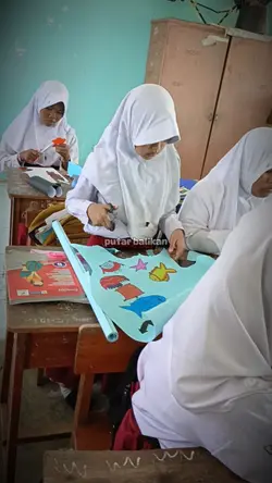 Menghias kelas 