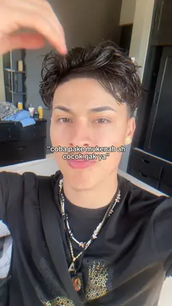 coba pake mukenah ah