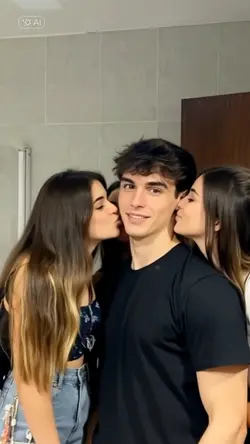 Kissing Women 