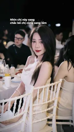 NHÌN CHỊ NÀY SANG