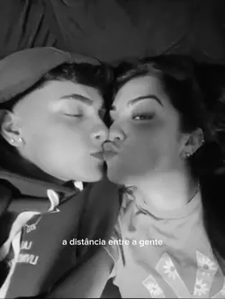 a distância 