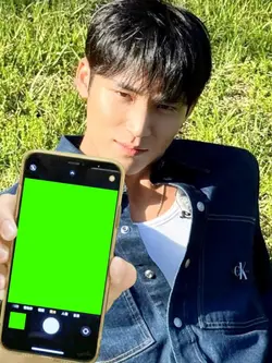 mingyu pegang hp