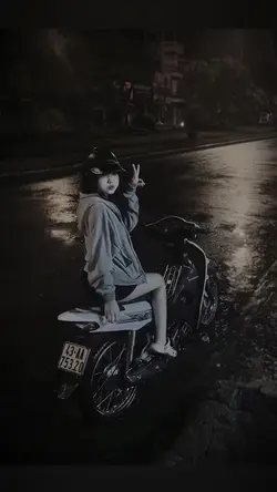 Phố xá đêm đông ngườ