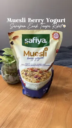 Muesli berry yogurt