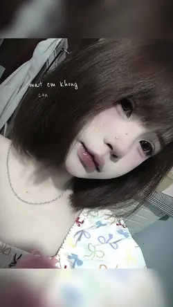 Mắt em không 
