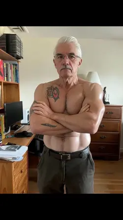 Musclé et tatoué