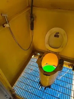 TOILET 