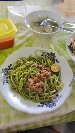 Makan Mie Pangsit