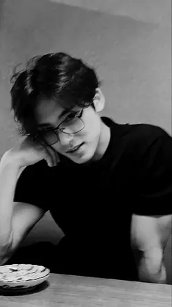 9:16 b&w