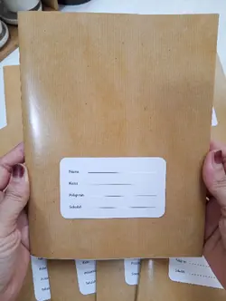 buku sampul coklat