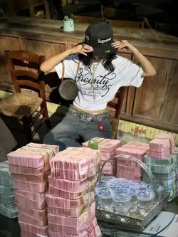 uang segepok di meja