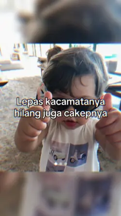 lepas kacamatanya 