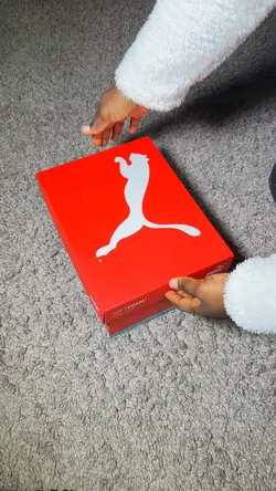 Shoe unboxing