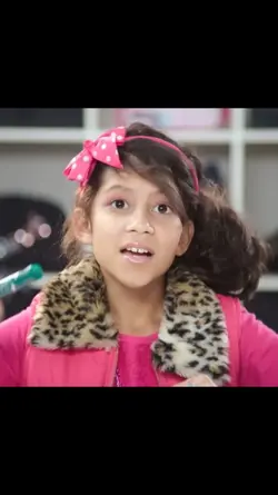 look at her hair