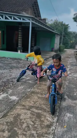 SLOWMO MAJU MUNDUR