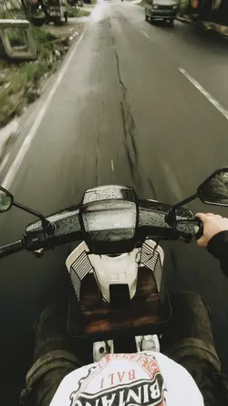Naik motor tua