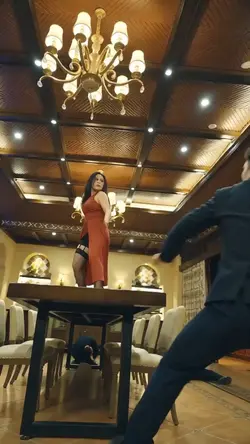 Mẫu nữ action 
