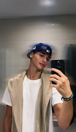 mirror selfie