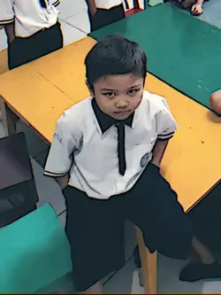 versi duduk dimeja