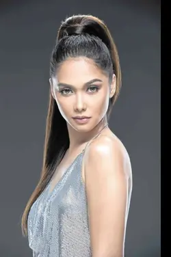 Siya ay pilipina