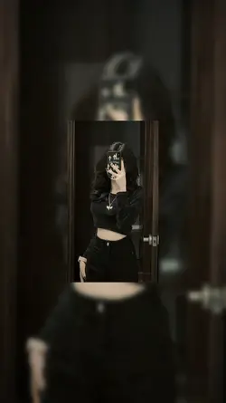 Lady in Blck  w/🪞