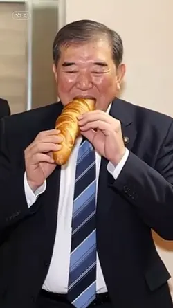 フランスパンを食べる