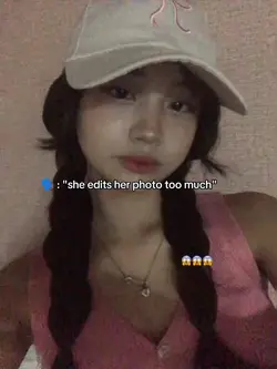 she edits her photo 