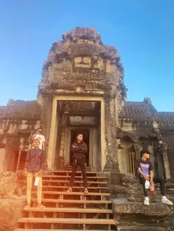 ដើរជាមួយមិត្តមានចិត្