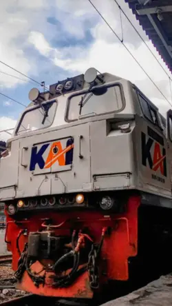 JJ naik kereta api 