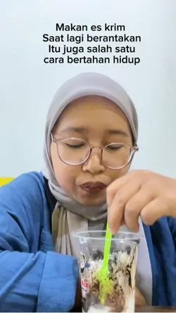 Makan eskrim 