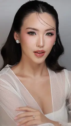 Soft makeup