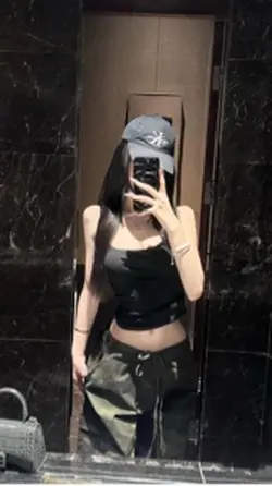 Cầm nhẫn cưới 